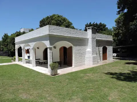 Impecable  Quinta En venta estilo colonial con gran piscina sobre lote de 2200 m2 No Alquiler