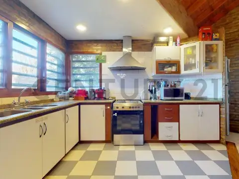 CASA DE ESTILO EN CITY BELL 456 28 Y 28 BIS CON PARQUE Y PIL