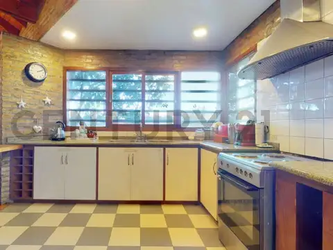 CASA DE ESTILO EN CITY BELL 456 28 Y 28 BIS CON PARQUE Y PIL
