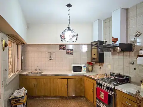 Casa 9 ambientes con 3 baños