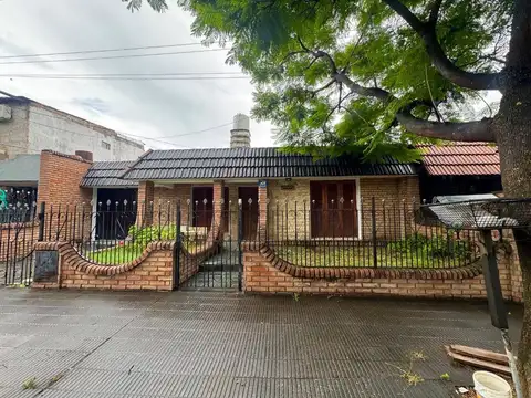 Venta casa 3 dormitorios con patio zona sur