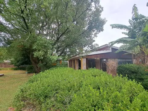 VENTA-Casa a reaccionar un dormitorio, pileta, gran terreno arbolado  - Funes