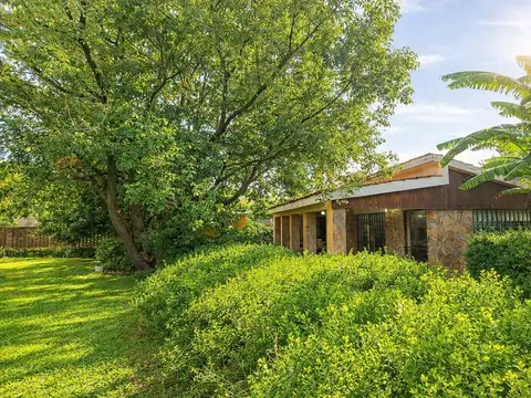 VENTA-Casa a reaccionar un dormitorio, pileta, gran terreno arbolado  - Funes