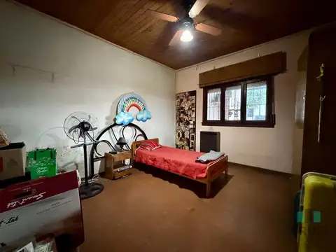 CASA 3 AMBIENTES EN VENTA EN LUIS GUILLÓN CON JARDIN Y PILETA