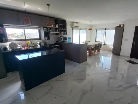 Casa 4 ambientes con 3 baños