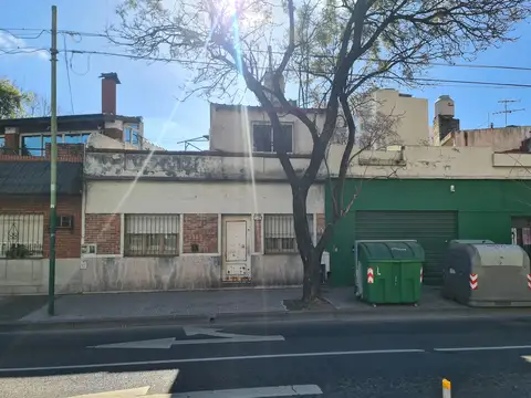 Juan B. Justo 7100 y Segurola, Floresta. PH doble. Superficie total: 160 m2. Superficie cubierta: 120 m2. 2 plantas. 2 departamentos independientes (1 en planta baja y otro en planta alta) 2/3 dormitorios. 2 baños. Patio descubierto. Terraza grande. Lav