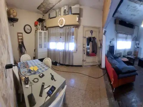 Juan B. Justo 7100 y Segurola, Floresta. PH doble. Superficie total: 160 m2. Superficie cubierta: 120 m2. 2 plantas. 2 departamentos independientes (1 en planta baja y otro en planta alta) 2/3 dormitorios. 2 baños. Patio descubierto. Terraza grande. Lav