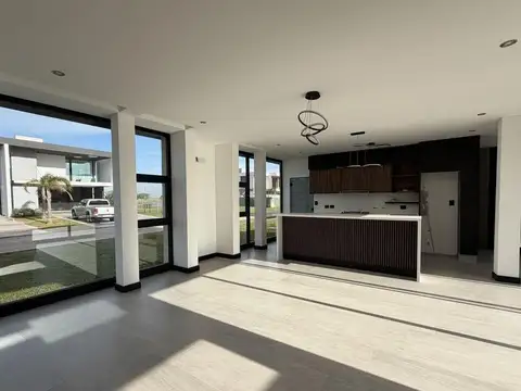 Casa 4 ambientes con 3 baños