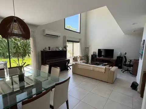 Casa 2 ambientes con 2 baños