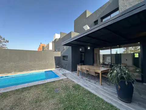 Venta dúplex 3 dormitorios en San Ignacio Village. Con pileta.