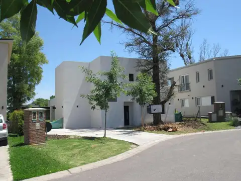 Casa en Venta con 3 cocheras