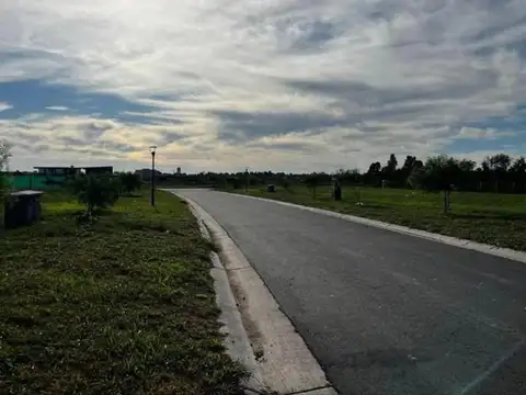 Lote en venta en barrio Village Joven, Bella Vista