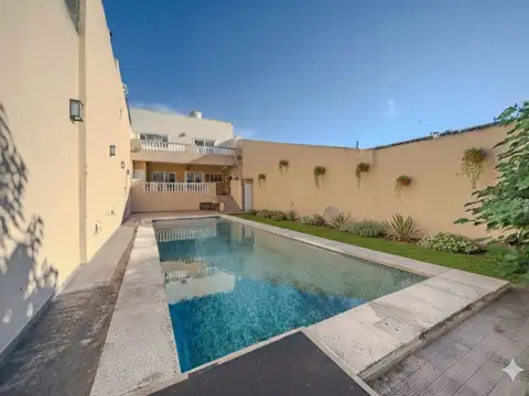 VENTA CASA 6 AMB FLORES PISCINA COCHERA PERMUTA