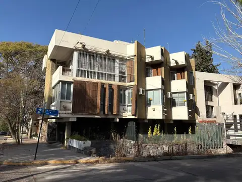 Edificio en esquina a una cuadra del Parque Gral San Martin