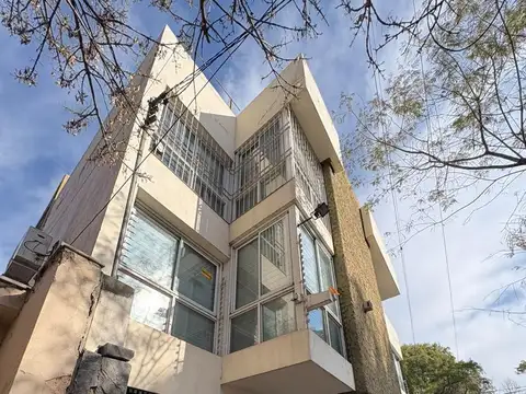 Edificio en esquina a una cuadra del Parque Gral San Martin
