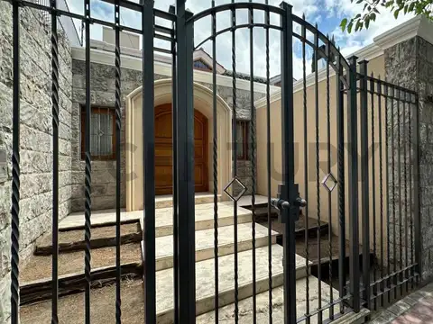 CASA DE CATAEGORÍA EN VENTA - CALLE HUARPES