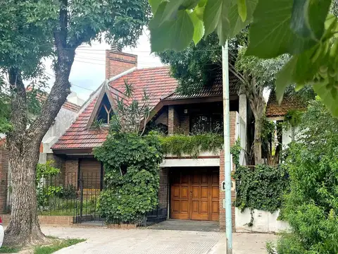VENTA CASA 4 AMB FLORESTA -PATIO ARBOLADO-COCHERA
