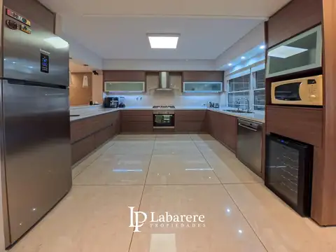 Casa en Venta con 3 cocheras