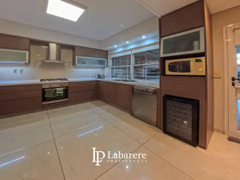 Casa 5 ambientes con 2 baños