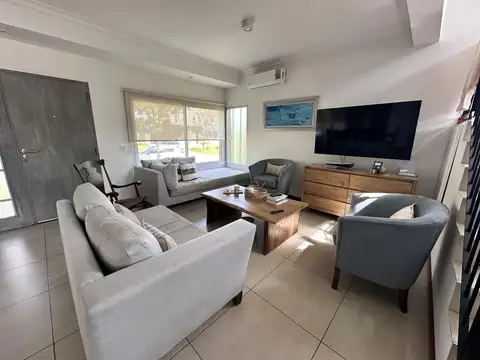 Casa en Venta con 3 cocheras