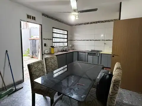 Chalet 4 ambientes Lomas del mirador con patio y terrraza