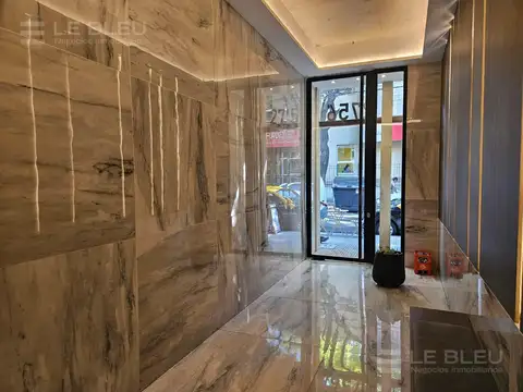 VENTA DEPARTAMENTO MONOAMBIENTE CON BALCON AL FRENTE EN FLORES