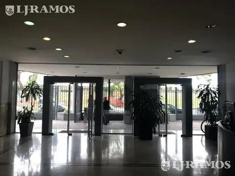 Oficina en Alquiler con 7 cocheras
