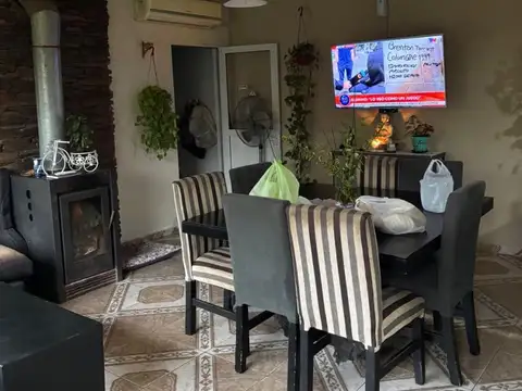 Casa 4 ambientes con 2 baños