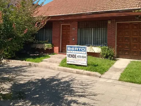 *NUEVO VALOR   *CHALET 4 AMB. SOBRE LOTE DE 10 X 35 CON GARAGE PARA 3 AUTOS, QUINCHO Y PISCINA.