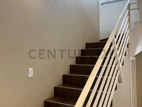Casa en Alquiler con 2 cocheras
