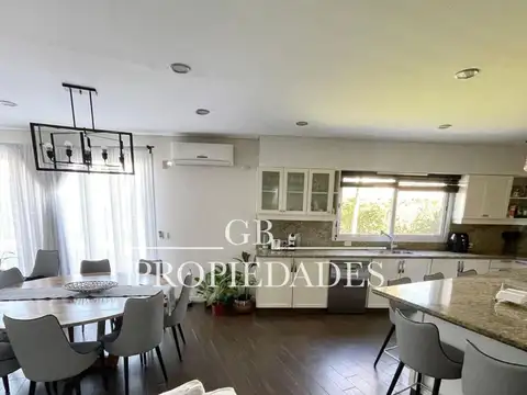 Casa 6 ambientes con 3 baños