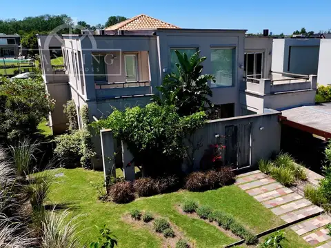 Casa 5 Ambientes con Cochera en Barrio Náutico Albanueva