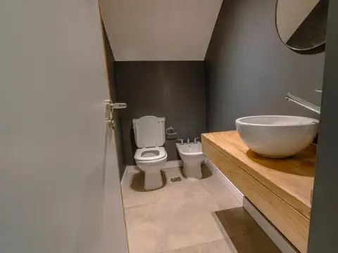 Casa en Alquiler con 2 cocheras