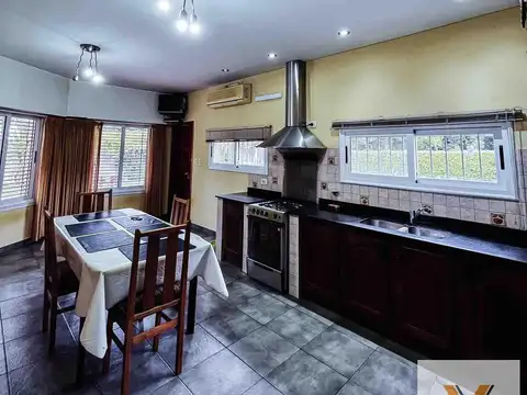 Casa 4 ambientes con 2 baños