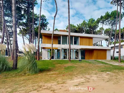 Casa 5 ambientes con 4 baños