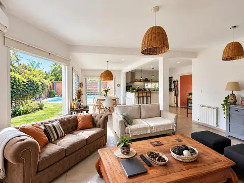 EXCELENTE DÚPLEX 05 AMBIENTES TIPO CASA CON PILETA Y JARDÍN CASAS DEL ESTE  PILAR DEL ESTE