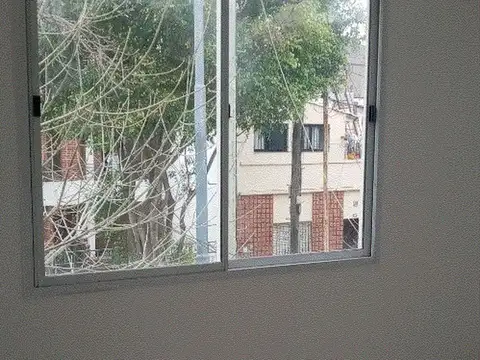 (VER VIDEO TOCAR EN LA FOTO LA CAMARITA CON EL Nro 1) Excelente PH 2 ambientes con patio. A mts de Av Lope de Vega y 9 cuadras shopping devoto