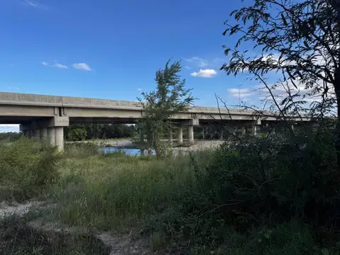 GRAN OPORTUNIDAD DE INVERSIÓN - CASA CON GRAN TERRENO  ANISACATE (BARRIO COSTA AZUL)