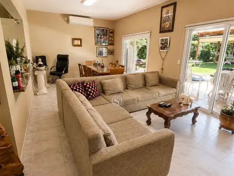 Casa en Alquiler con 2 cocheras