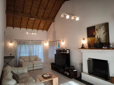 Casa 5 ambientes con 4 baños