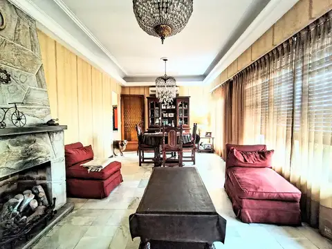 Casa en Venta con 3 cocheras
