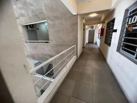 EN VENTA EN CASEROS CENTRO GRAN OFICINA DE 48M2 CON BAÑO Y COCINA SECTORIZADA - FICHA 10222