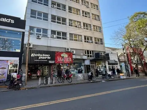 EN VENTA EN CASEROS CENTRO GRAN OFICINA DE 48M2 CON BAÑO Y COCINA SECTORIZADA - FICHA 10222