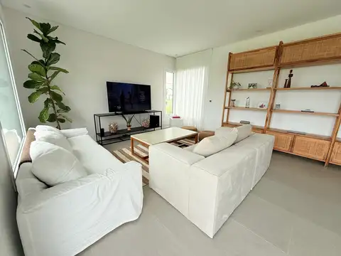 Casa en Alquiler con 1 cochera