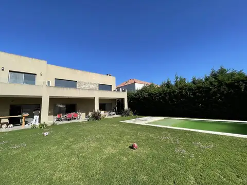 Casa en Venta con 2 cocheras