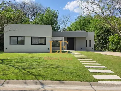 Casa en Venta con 3 cocheras