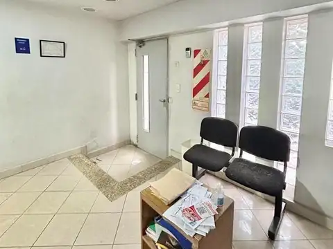 Edificacion de 3 pisos / Oficinas con galpón y cochera