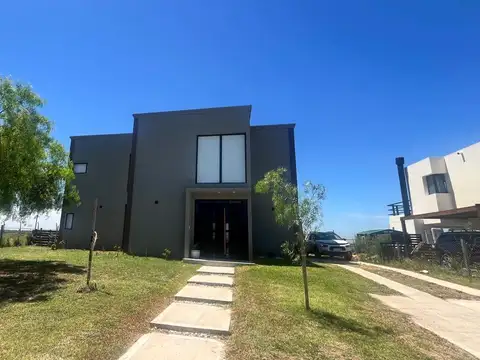 Casa en venta en Barrio San Sebastián Area 8 (120.000 y cuotas)