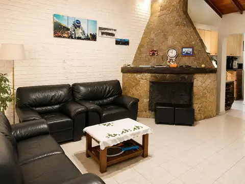 Casa 4 ambientes con 2 baños
