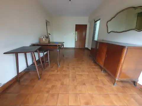 Departamento Pareja  al 2100 esquina a la calle con balcón
